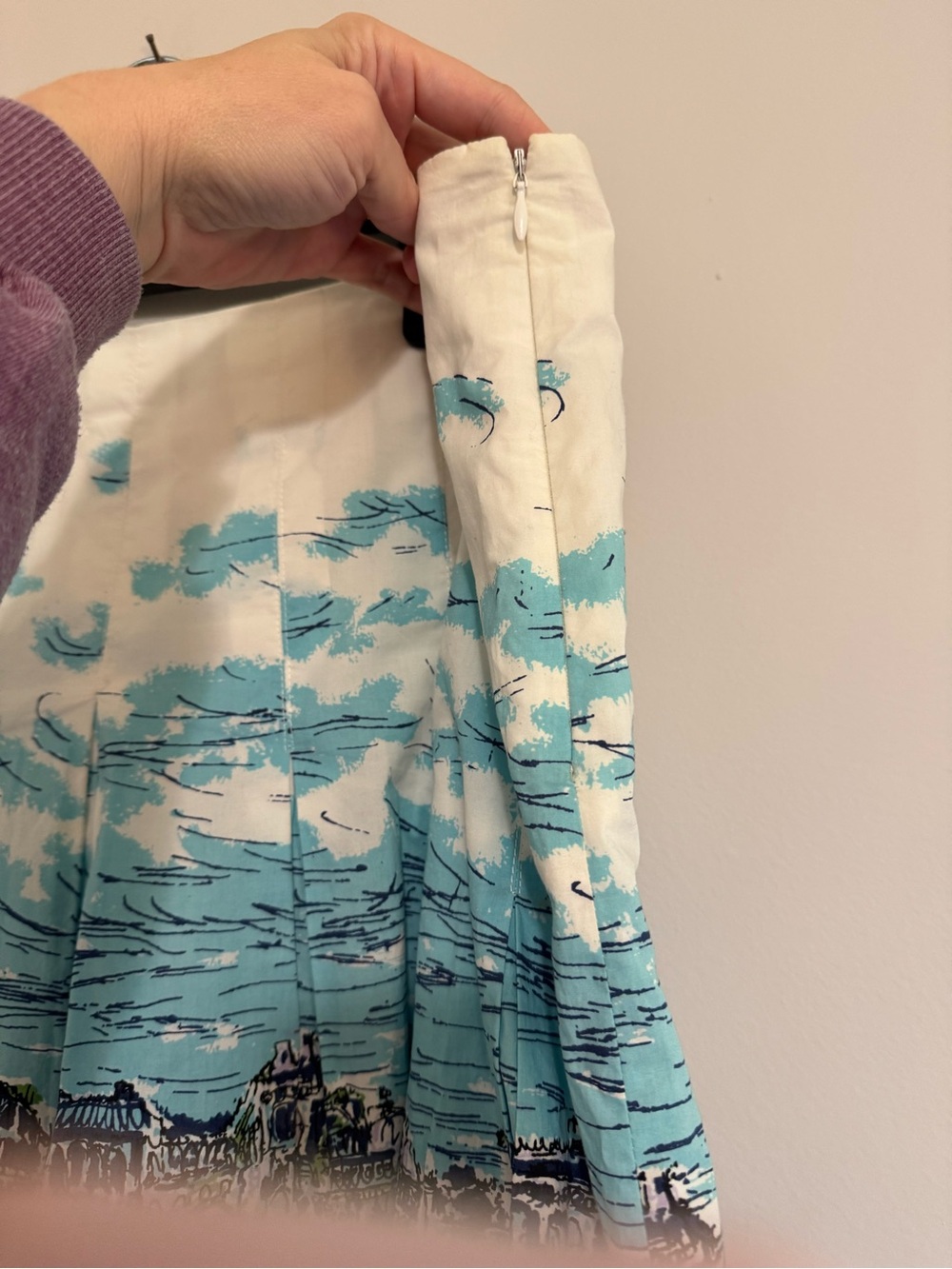 Pleated Scenic Print Midi Skirt in White and Blue - Picture 5 of 7